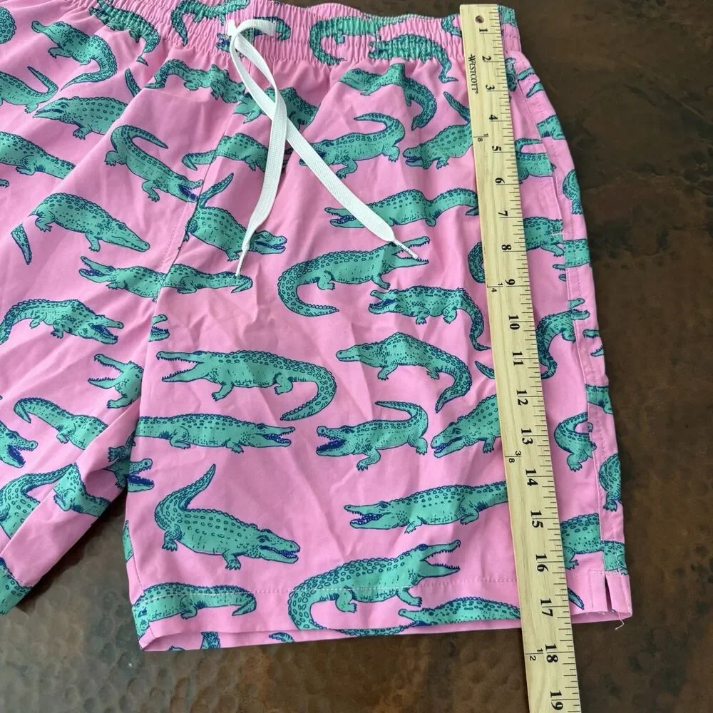 Chubbies The Gem Glades Swim Trunks Men L Pink Alligator Print AOP Stretch Lined